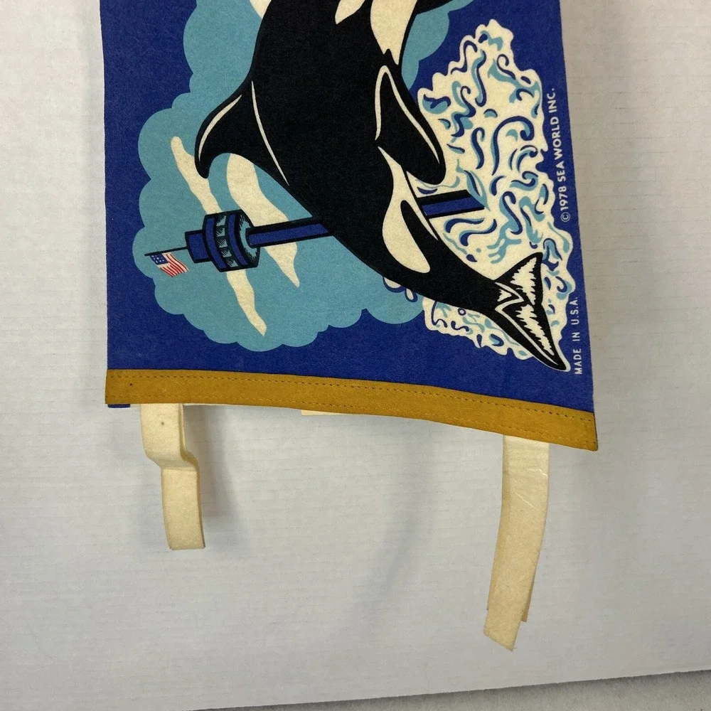 Vintage 1978 Sea World Pennant Souvenir Blue Flag Whale USA Hanco Read